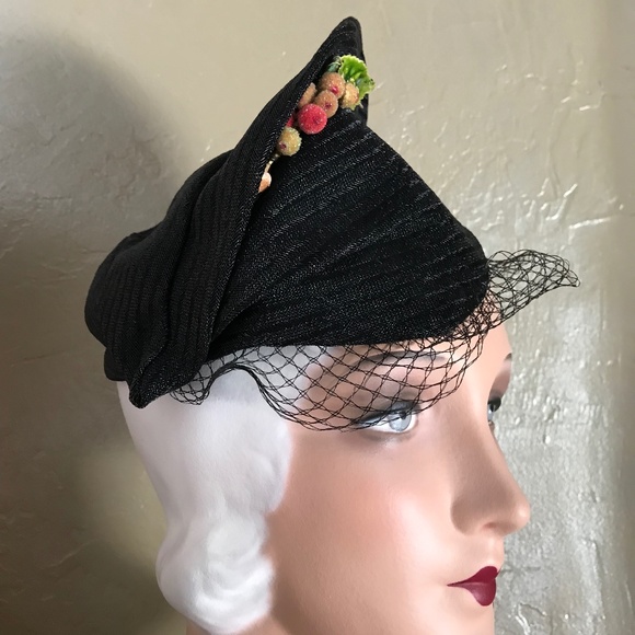 FASCINATING 1930's BLACK STRAW TILT TOQUE WITH FRUIT & LEAF TRIM + SHORT VEIL